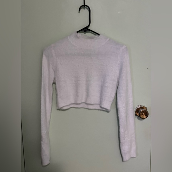 Fuzzy white polyester fitted crop sweater - Picture 1 of 3
